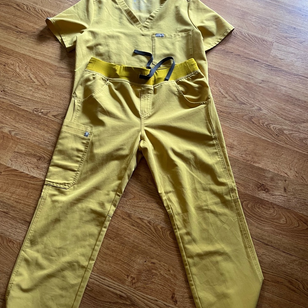 Figs scrubs both small! Kade pants Catarina top